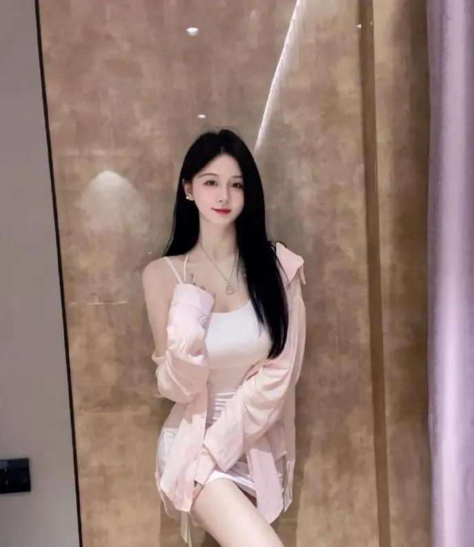 女性在清晨练习瑜伽